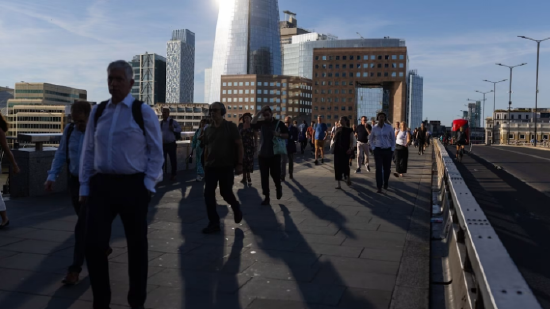 英国雇主开始裁员，劳动力市场进一步走弱